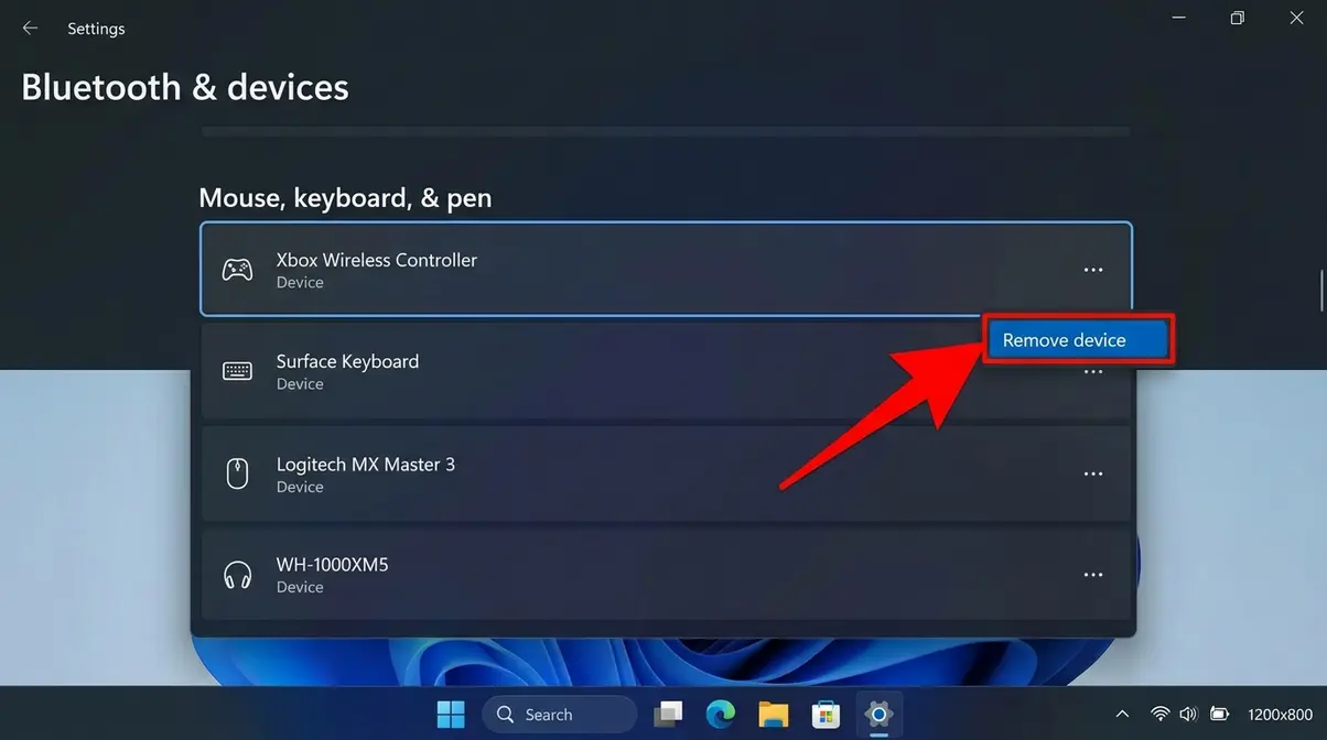 Annotated Windows 11 Bluetooth settings screenshot showing Xbox Wireless Controller with Remove device option highlighted